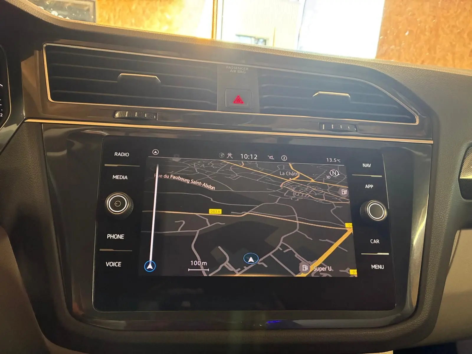 Vue rapprochée de l’écran tactile du GPS digital du tableau de bord du Volkswagen Tiguan 2023.