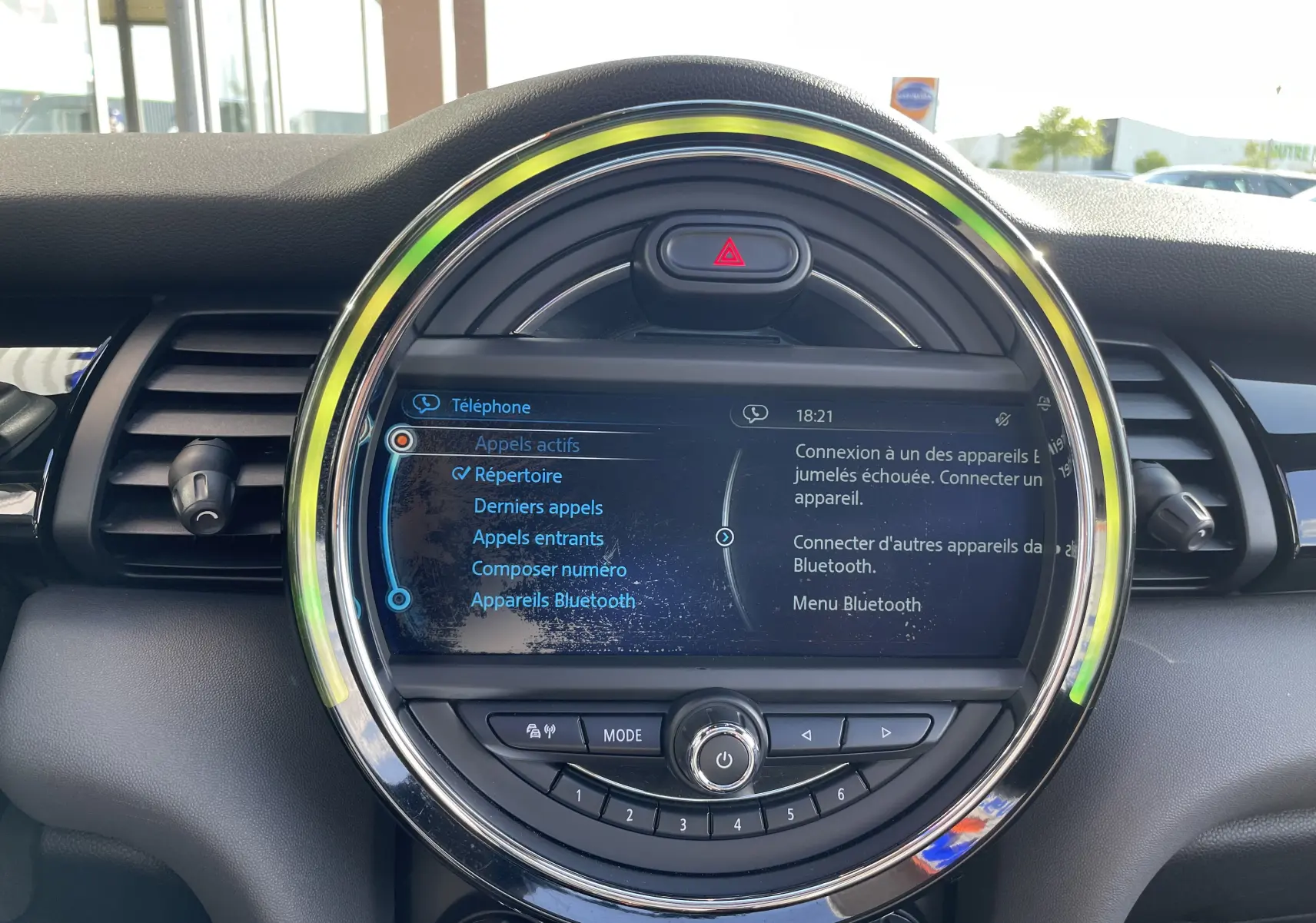 Tableau de bord de MINI F56 Cooper S 2015, vue frontale centrée sur l'écran multimédia circulaire avec interface Bluetooth.