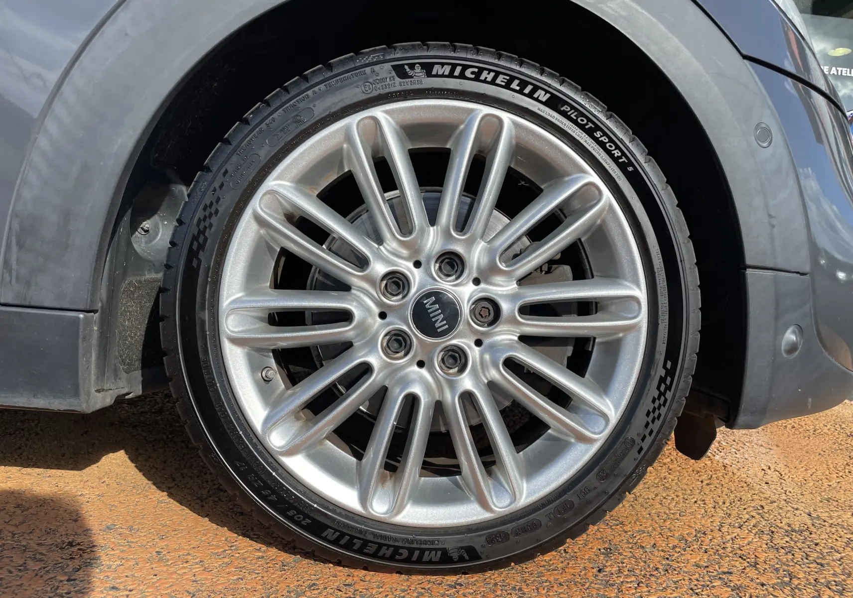 Gros plan sur la roue avant droite d'une MINI F56 Cooper S gris Thundergrey avec jante alliage et pneu Michelin Pilot Sport 5.