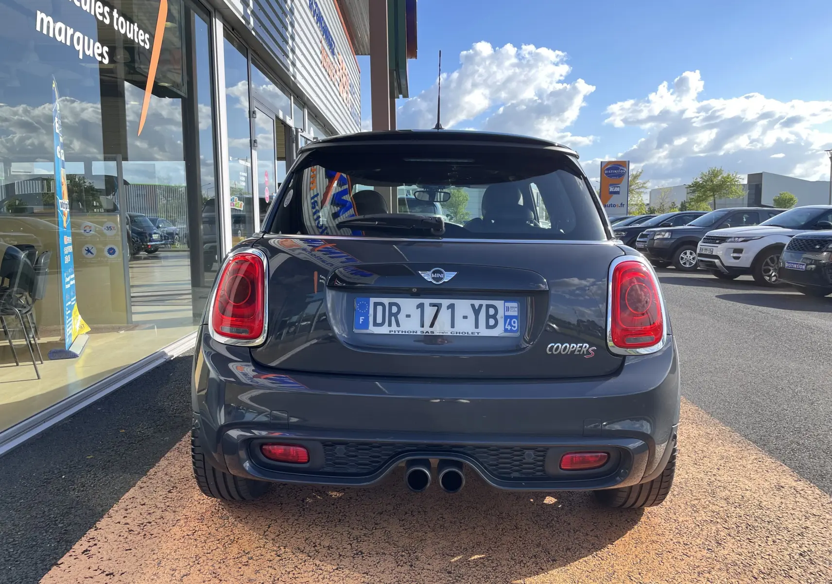 Vue arrière d'une MINI F56 Cooper S gris Thundergrey avec double sortie d'échappement et feux arrière LED.