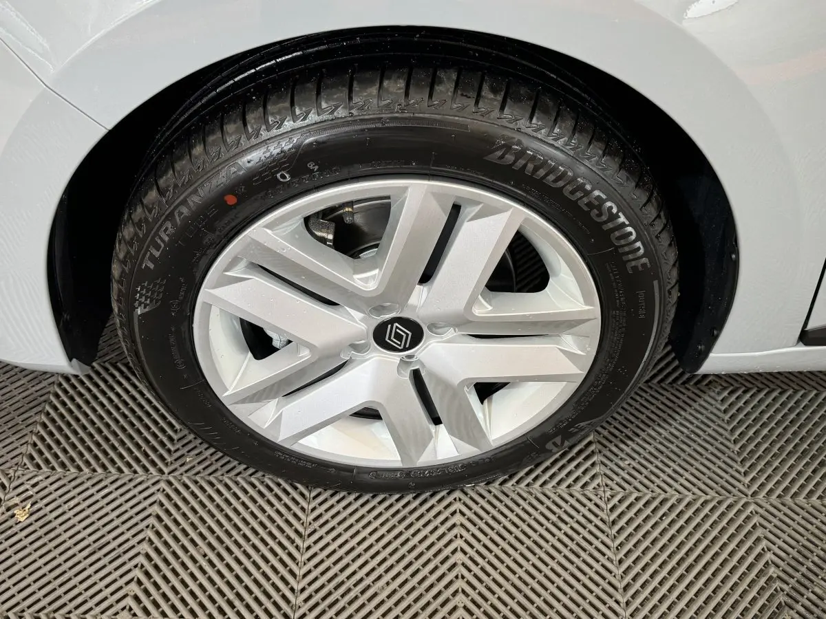 Gros plan sur la roue avant droite grise de la Renault Clio Evolution Blue dCi 100 avec jante alliage et pneu Bridgestone.