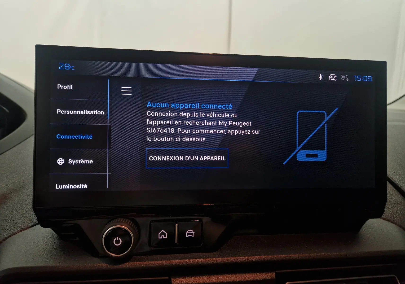 Écran tactile central du Peugeot Partner blanc 2025 affichant le menu connectivité sans appareil connecté.