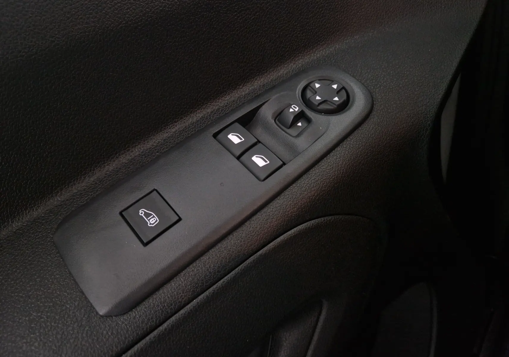 Gros plan sur les commandes de réglage des vitres et des rétroviseurs côté conducteur du Peugeot Partner blanc 2025.
