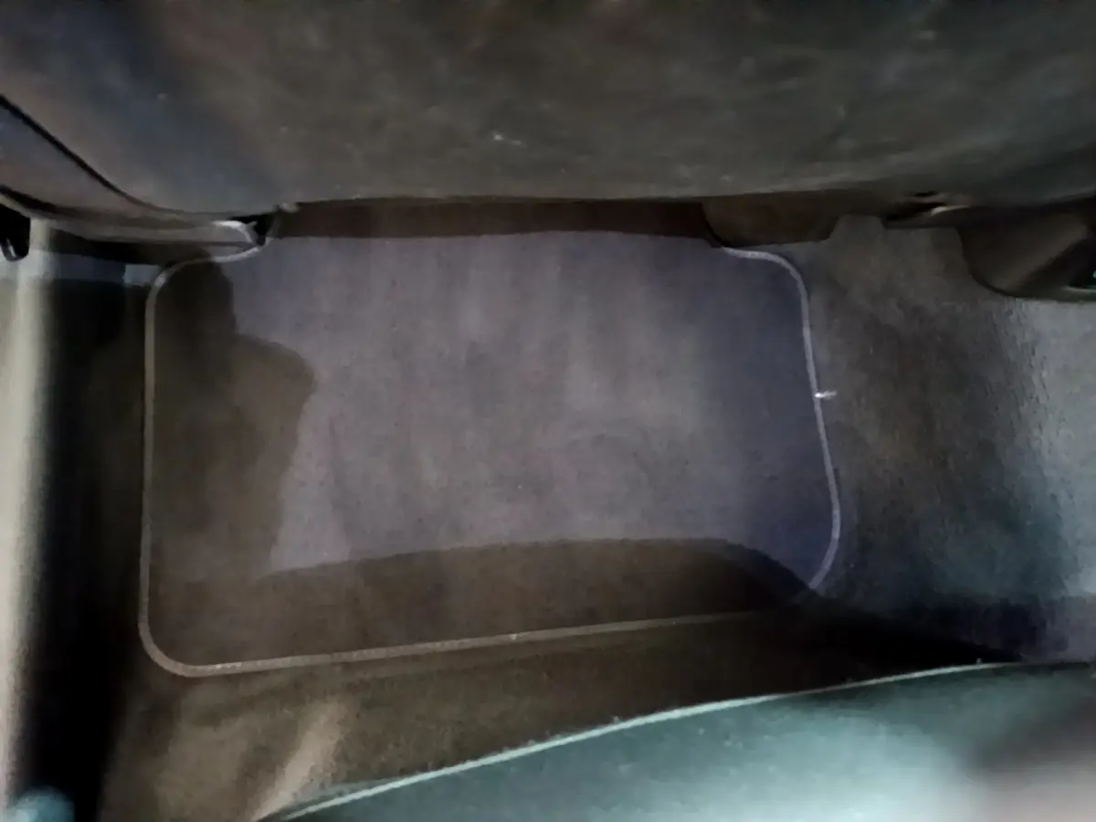 Vue plongeante sur le tapis de sol noir côté passager avant de l’Audi Q3 35 TDI 150 S tronic Business Line 2021.