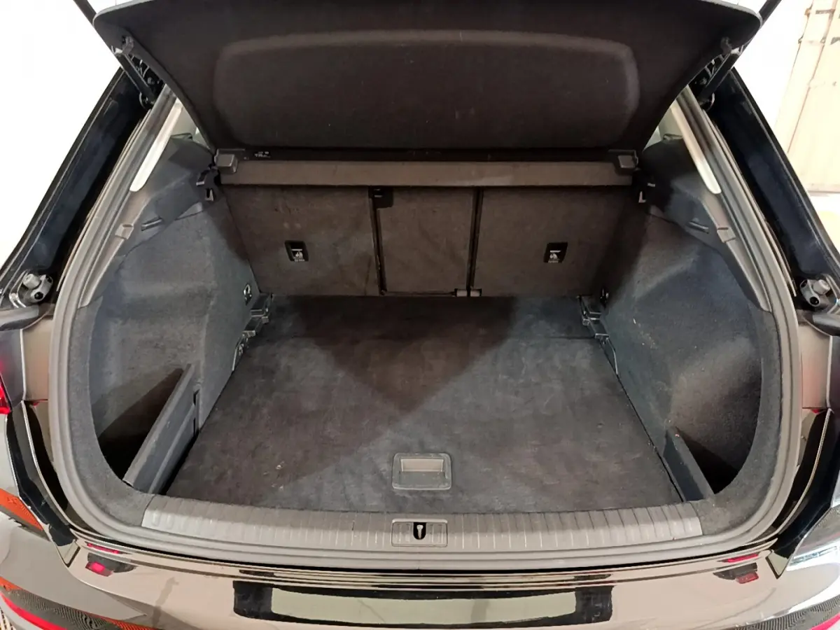 Coffre ouvert vu de l'arrière d'un Audi Q3 noir 35 TDI 150 S tronic Business Line, espace de chargement vide et propre.