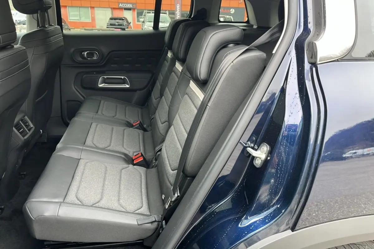 Vue intérieure côté droit des trois sièges arrière individuels gris du Citroën C5 Aircross Hybrid Eclipse Blue 2025.