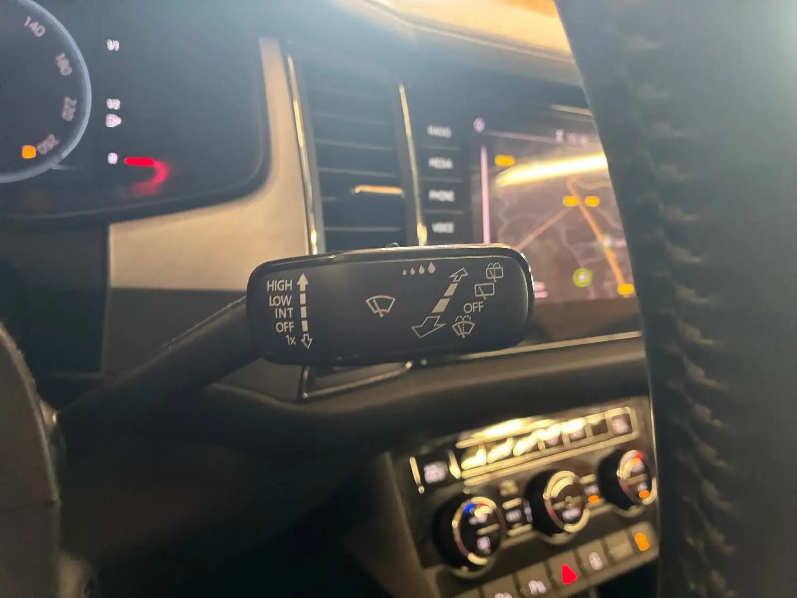Gros plan sur la commande d’essuie-glace à gauche du volant dans l’habitacle du Skoda Kodiaq gris 2023.