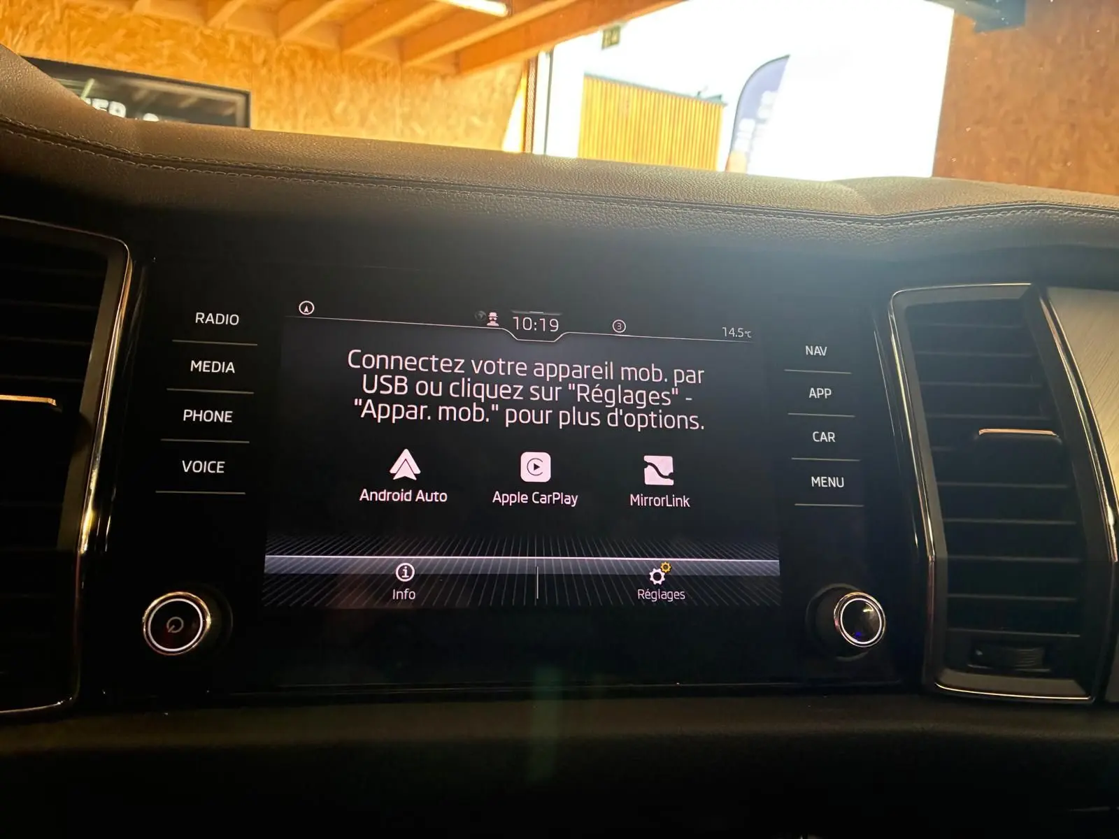 Écran tactile central du Skoda Kodiaq gris 2023 affichant les options Android Auto, Apple CarPlay et MirrorLink.