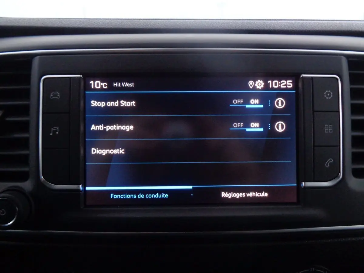 Écran tactile central du Peugeot Expert Fourgon noir métal 2022 affichant les réglages Stop and Start et anti-patinage.