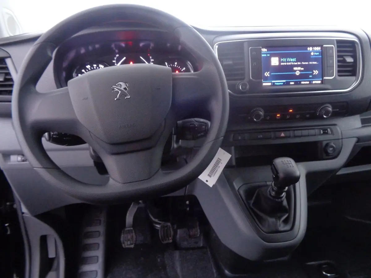 Vue intérieure du tableau de bord et volant Peugeot Expert Fourgon 2022, avec levier de vitesses manuel et écran tactile.