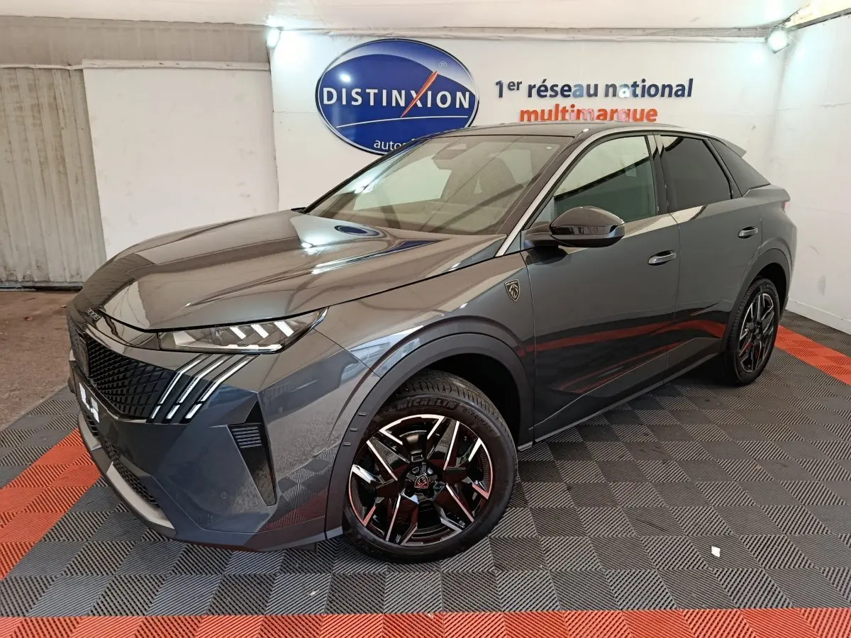 Peugeot 3008 gris foncé vue 3/4 avant droit, avec jantes noires et logo GT sur l'aile avant.