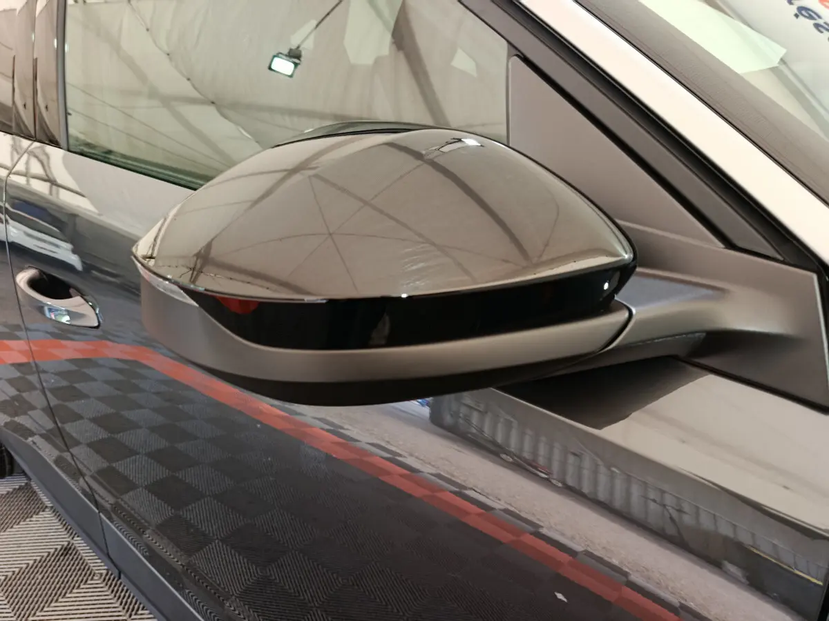 Rétroviseur côté gauche gris foncé du Peugeot 3008 1.2 HYBRID 145 E-DCS6 GT avec carrosserie brillante.