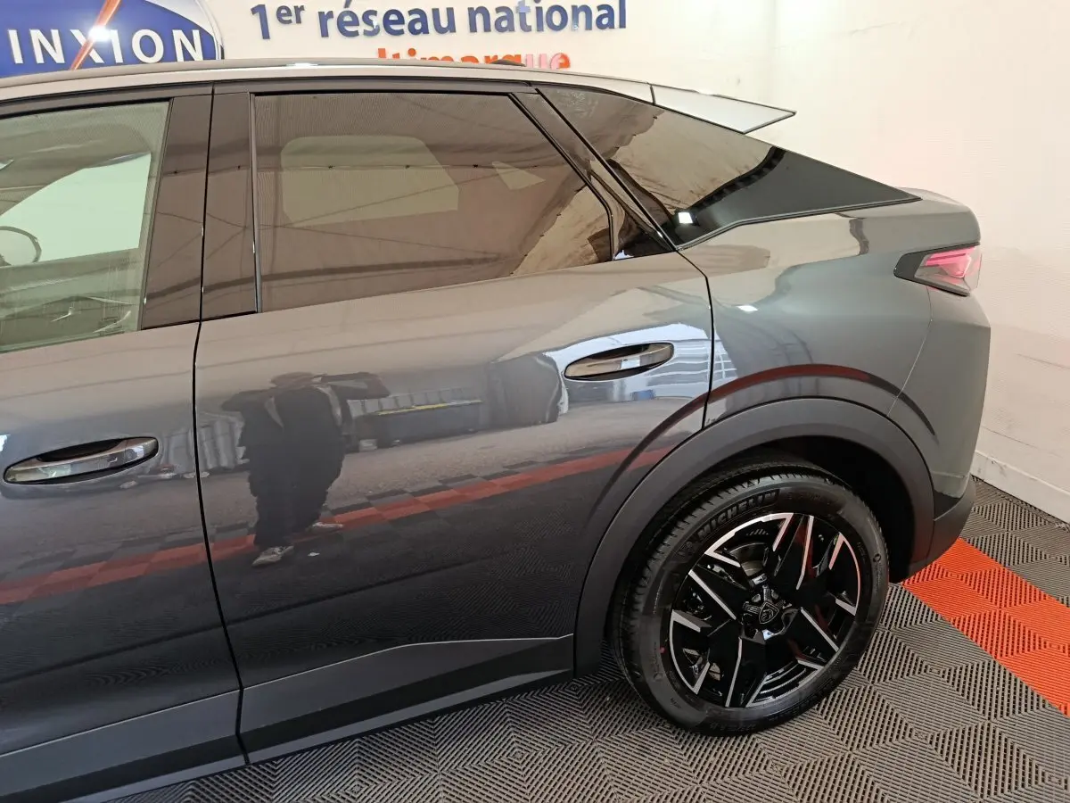 Profil arrière droit du Peugeot 3008 gris foncé avec jante noire au design moderne et feux arrière LED distinctifs.