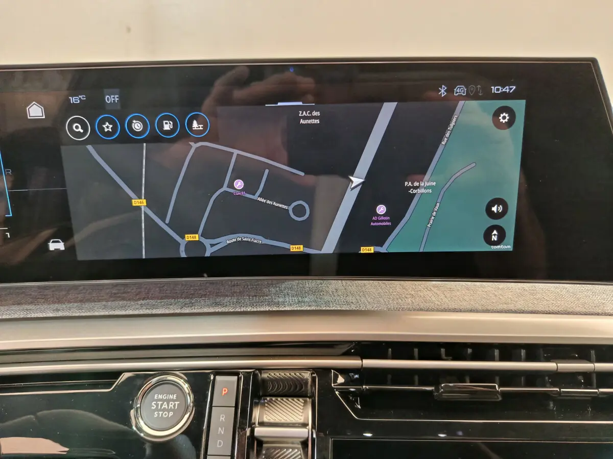 Vue rapprochée de l'écran tactile central du tableau de bord du Peugeot 3008 gris foncé avec navigation affichée.