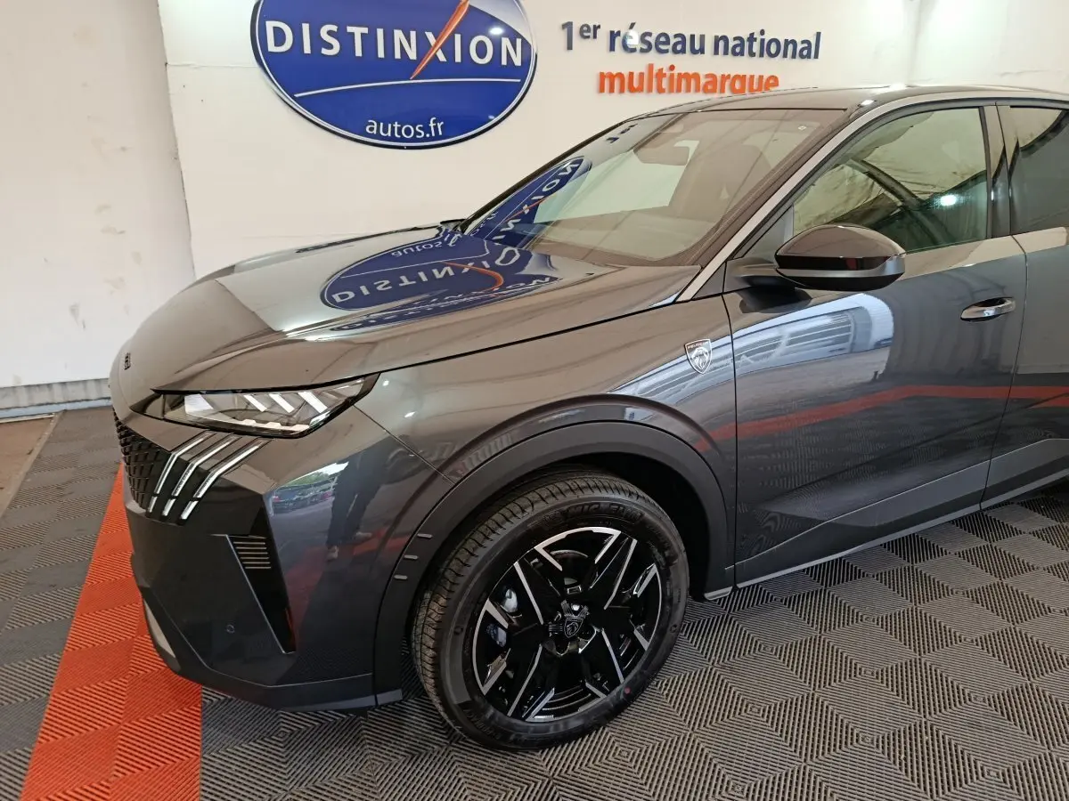 Vue 3/4 avant gauche du Peugeot 3008 gris foncé avec phares LED et jantes noires brillantes.