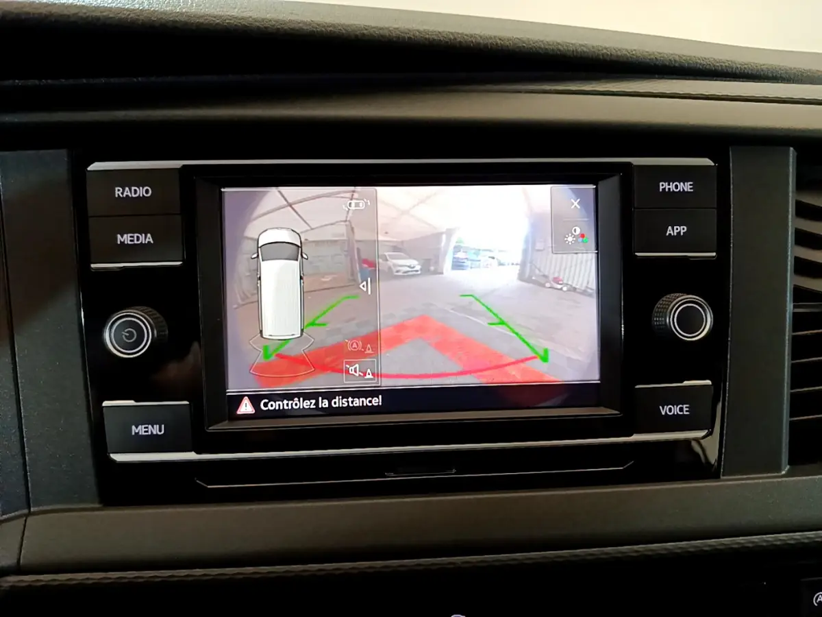 Écran tactile central du Volkswagen Transporter blanc montrant la caméra de recul avec guidage de trajectoire.