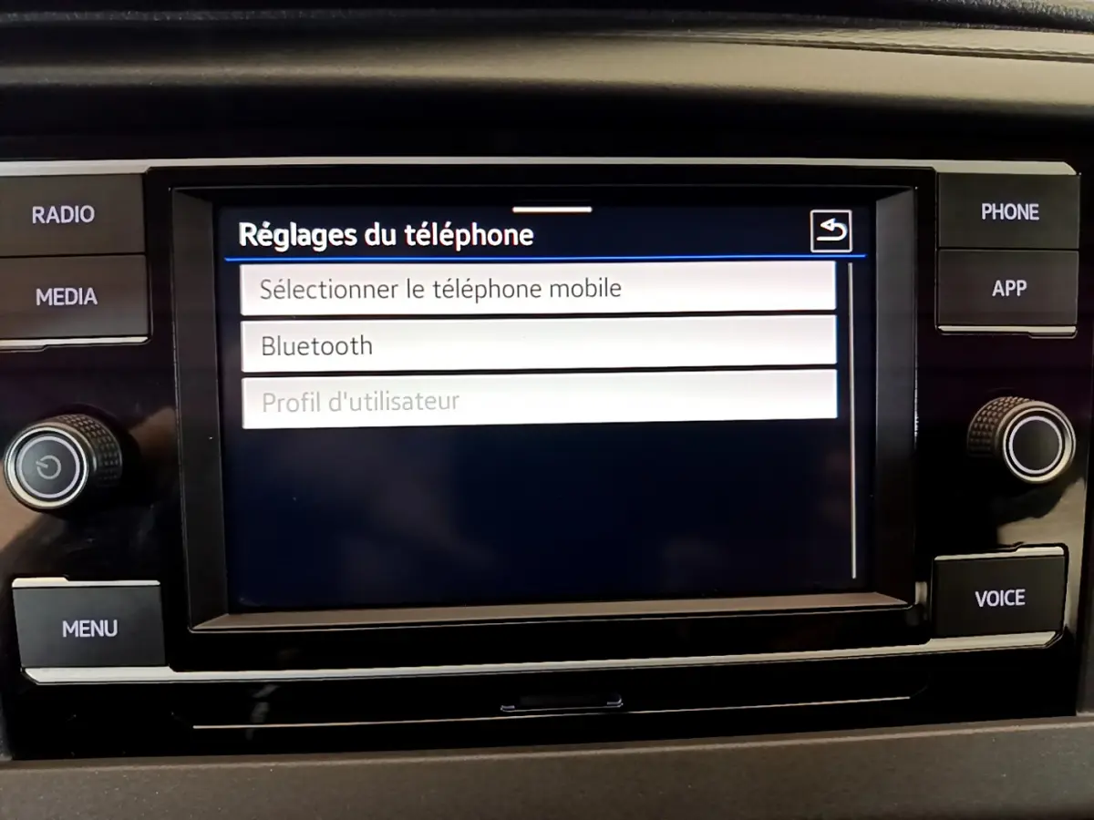Écran tactile central du Volkswagen Transporter 2021 affichant les réglages Bluetooth en intérieur noir.