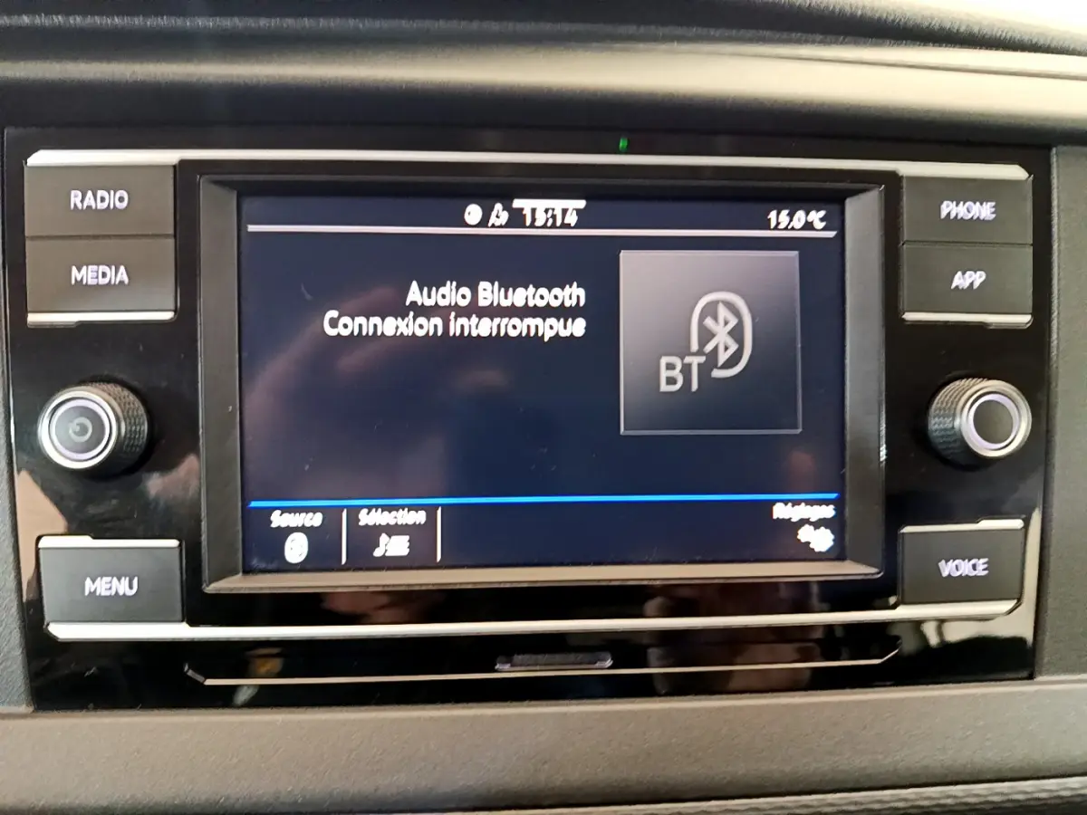 Écran tactile central du Volkswagen Transporter blanc 2021 affichant une connexion Bluetooth interrompue.