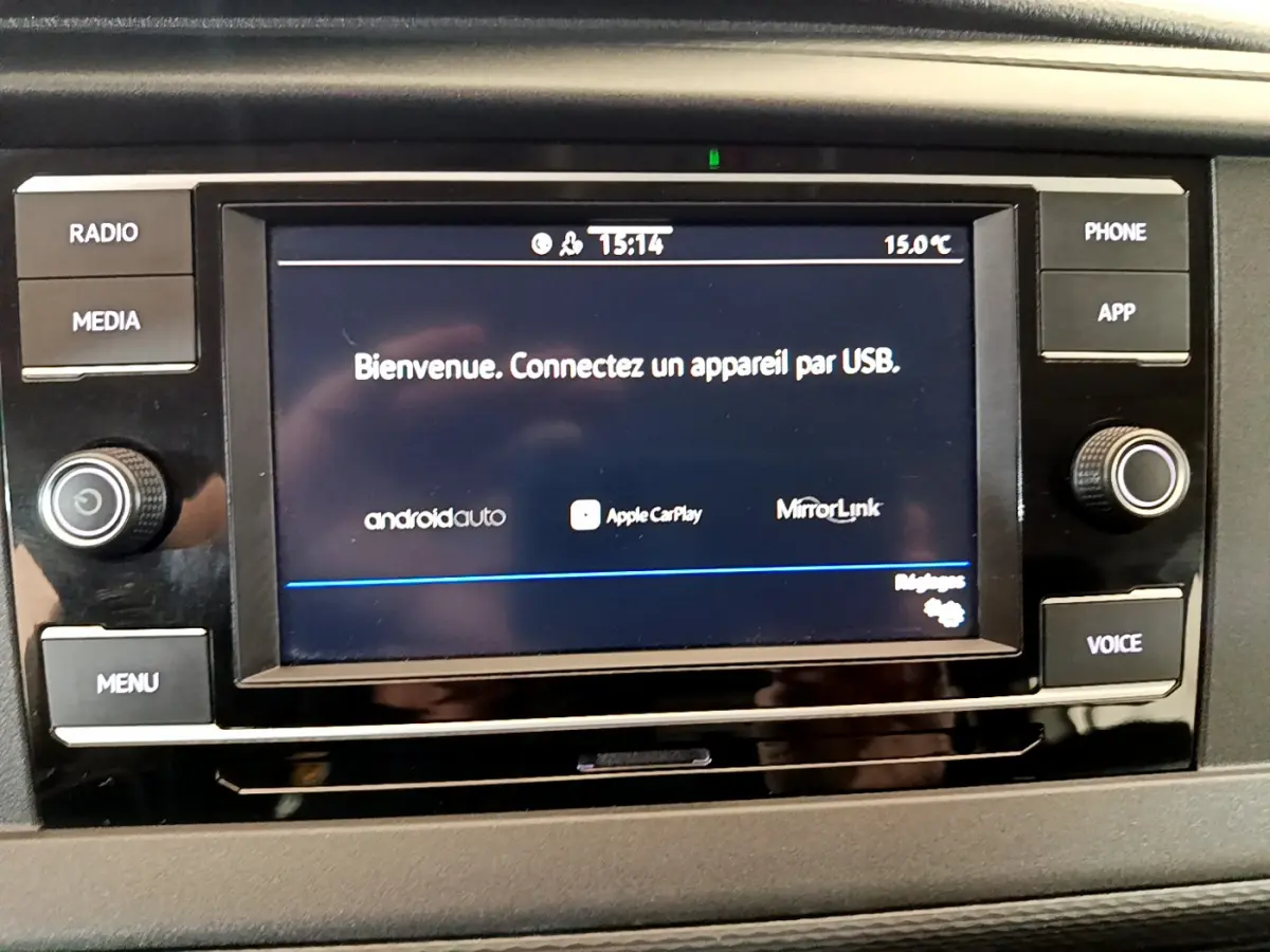 Écran tactile central du Volkswagen Transporter blanc, affichant la connexion USB avec options Android Auto et Apple CarPlay.