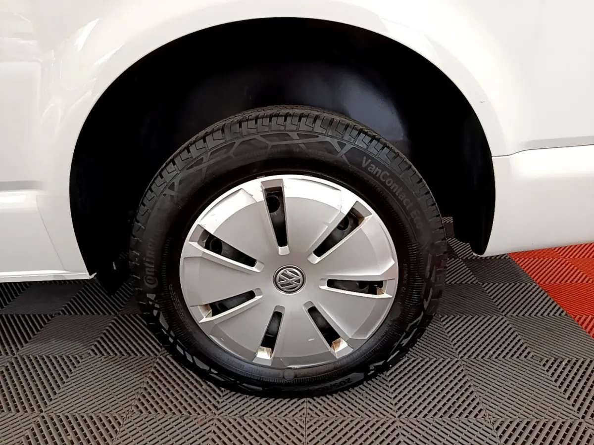 Gros plan sur la roue avant droite blanche d’un Volkswagen Transporter 2.0 TDi 150 DSG7 Business de 2021.