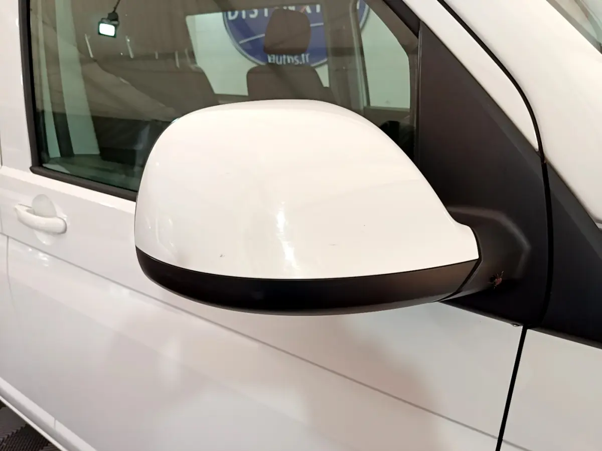 Rétroviseur droit blanc du Volkswagen Transporter 2.0 TDi 150 DSG7 Business, vue rapprochée sur porte blanche.
