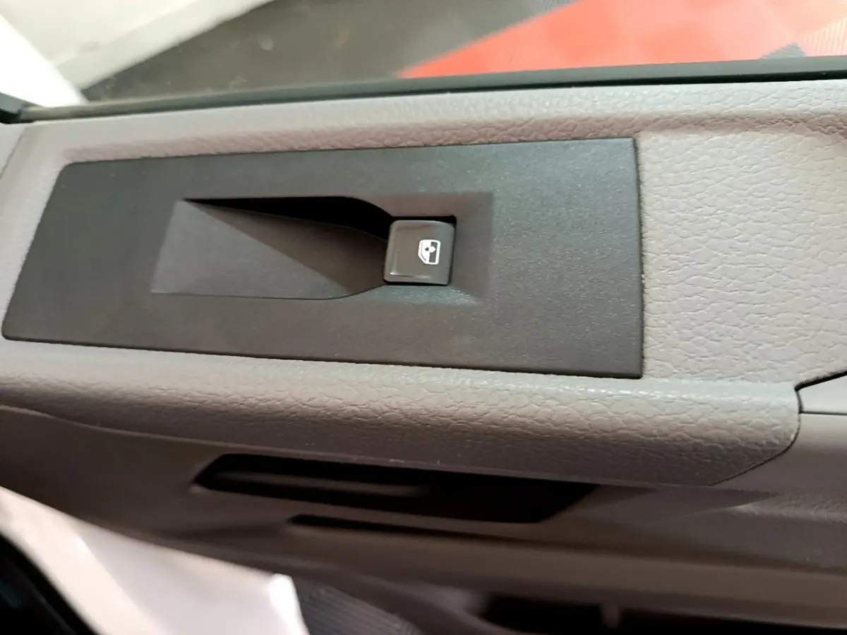 Bouton de commande de lève-vitre sur la porte intérieure côté conducteur du Volkswagen Transporter blanc 2021.