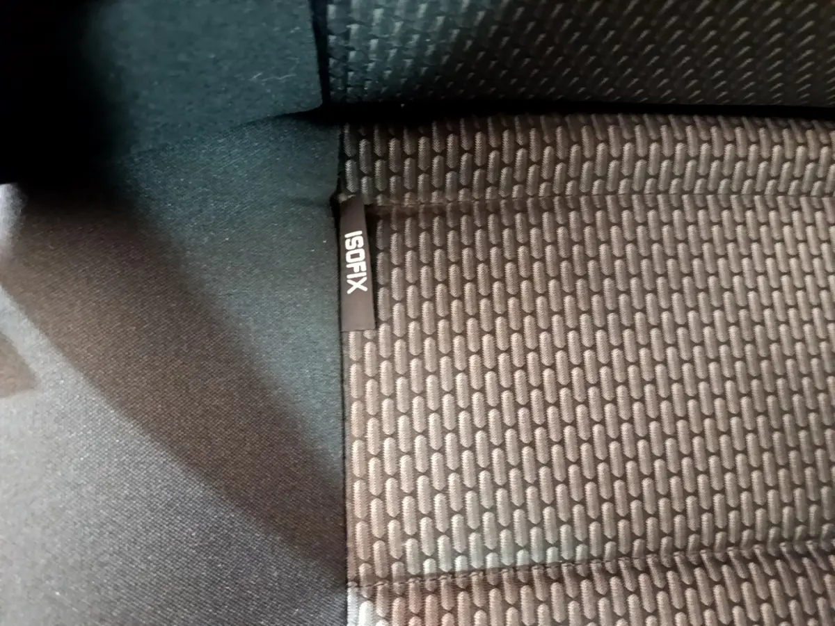 Détail du siège arrière noir du Volkswagen Transporter 2.0 TDi 150 DSG7 avec étiquette ISOFIX visible.