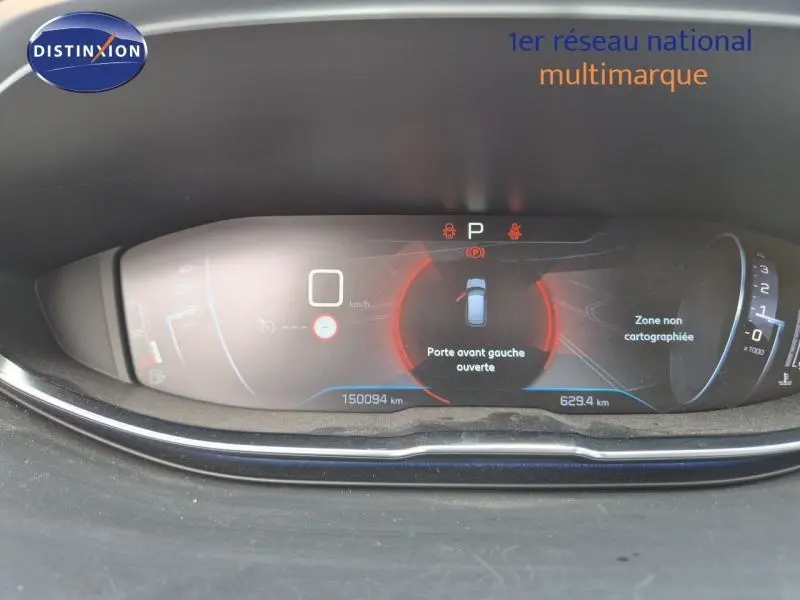 Vue rapprochée du tableau de bord numérique du Peugeot 3008 blanc nacré, affichant porte avant gauche ouverte.