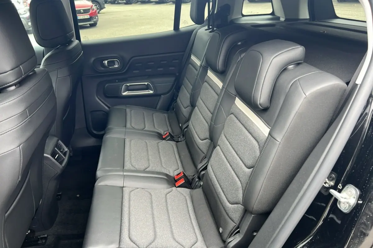 Vue intérieure côté droit des trois sièges arrière individuels en tissu gris et cuir noir du Citroën C5 Aircross Hybrid 145 E-DSC6 Max noir.