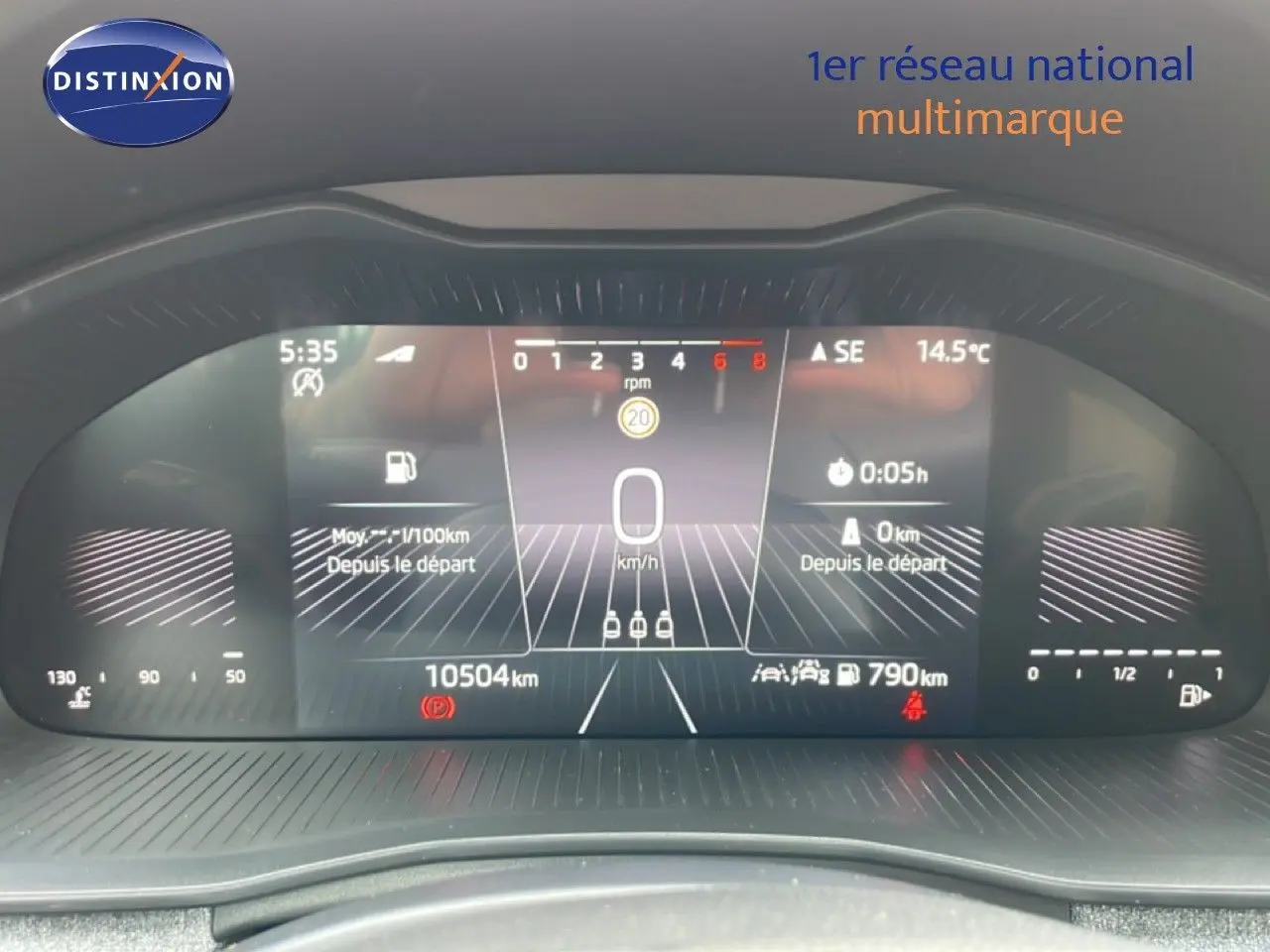 Tableau de bord numérique de la Skoda Scala blanc glacier, affichant la vitesse à 0 km/h et 10 504 km au compteur.