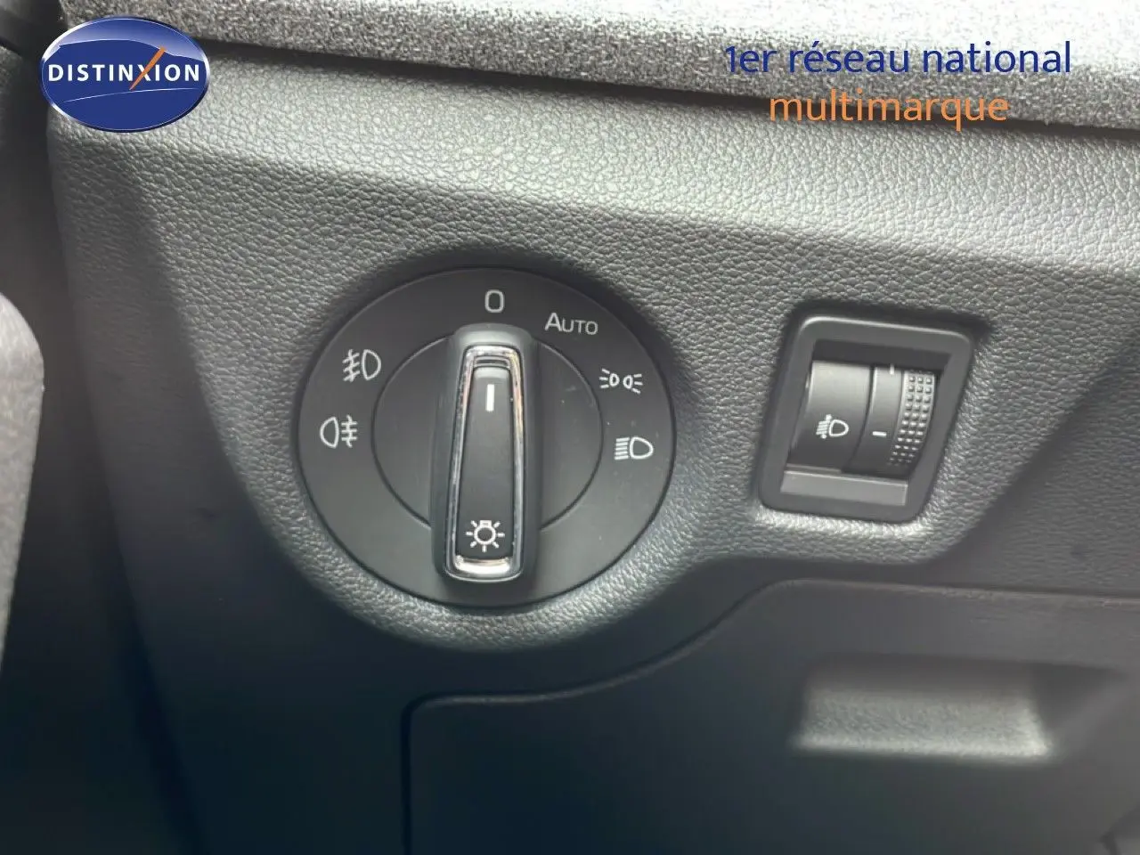 Gros plan sur le sélecteur d'éclairage intérieur de la Skoda Scala 2025, finition tissu gris noir.