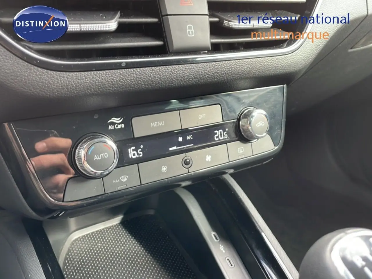 Vue rapprochée de la console centrale de la Skoda Scala blanche, mettant en valeur la climatisation automatique et la boîte manuelle.