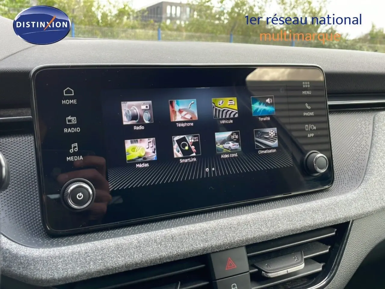 Écran tactile central du tableau de bord de la Skoda Scala 2025, affichant les menus radio, téléphone et climatisation.