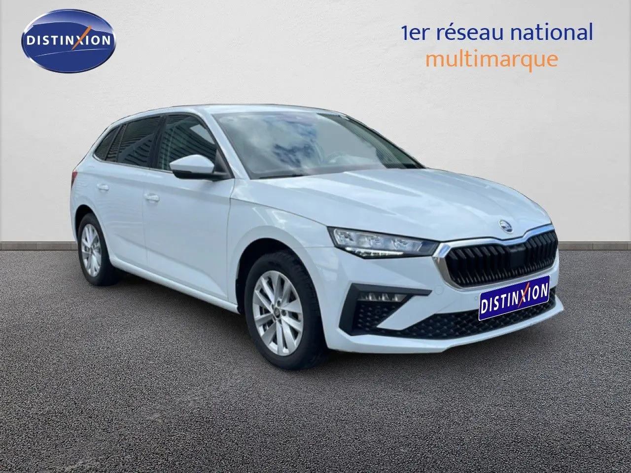Vue 3/4 avant d'une Skoda Scala blanc glacier avec calandre noire et jantes alliage 16 pouces.