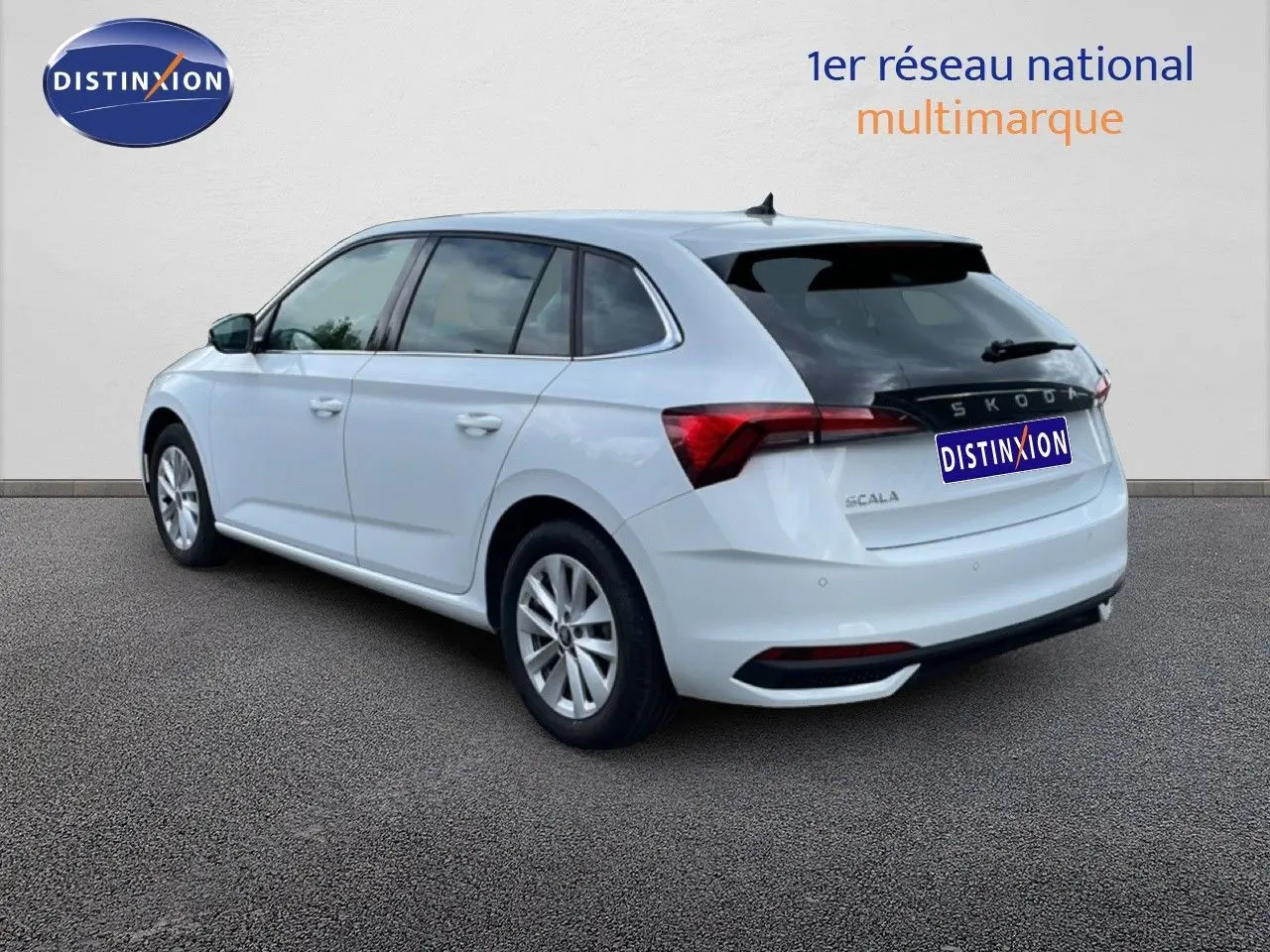 Vue 3/4 arrière droite d'une Skoda Scala blanc glacier avec vitres teintées et jantes alliage 16 pouces.