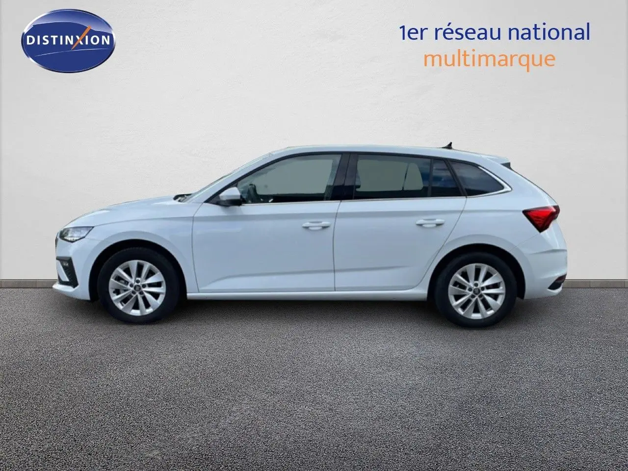 Vue de profil côté gauche d'une Skoda Scala blanc glacier, avec jantes alliage et vitres teintées.