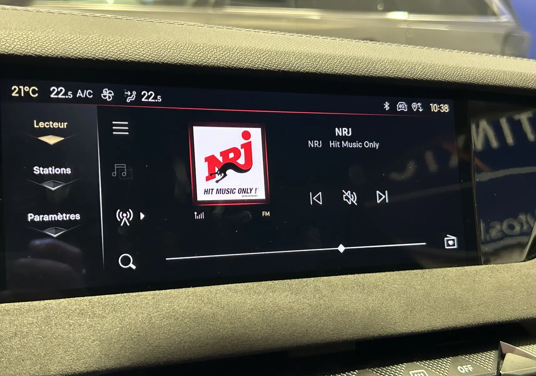 Écran central tactile du DS4 2024 affichant la radio NRJ avec commandes multimédia et température à 22,5°C.