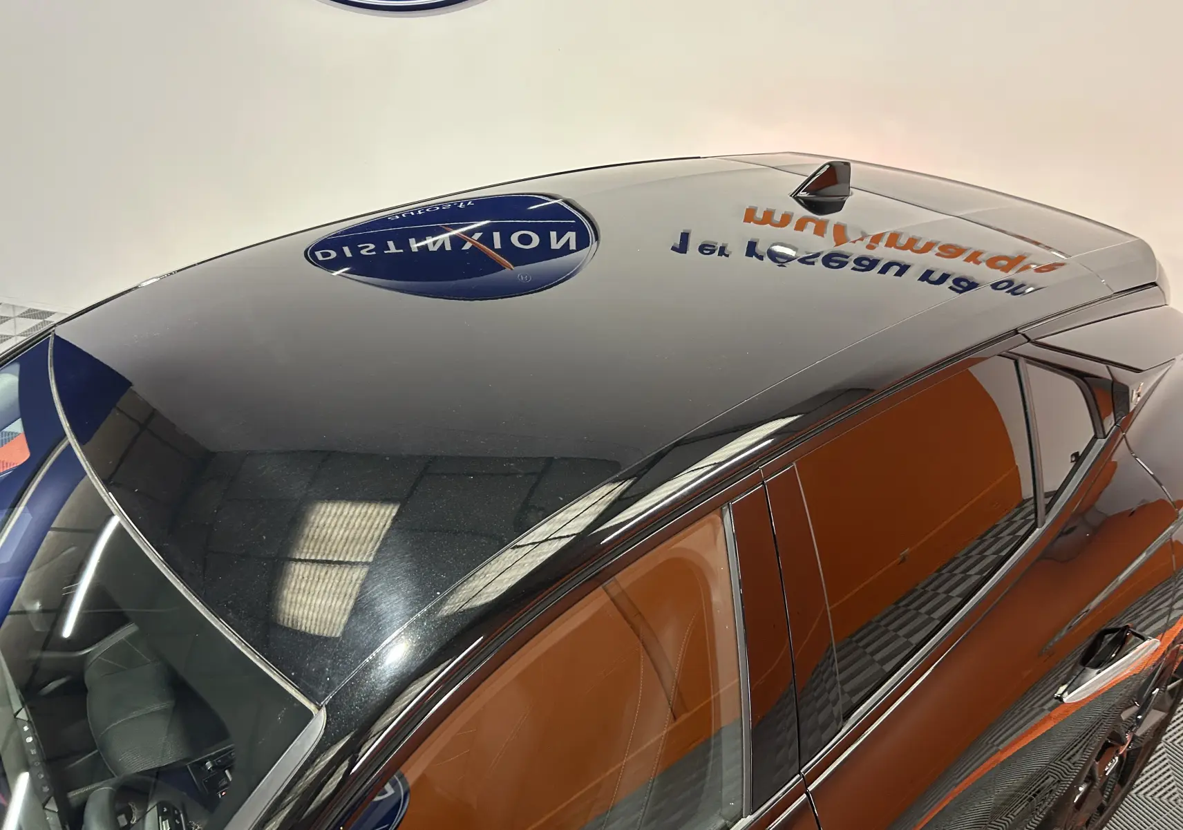 Vue plongeante côté gauche sur le toit noir brillant et les vitres teintées du DS4 BlueHDi 130 Performance Line 2024.