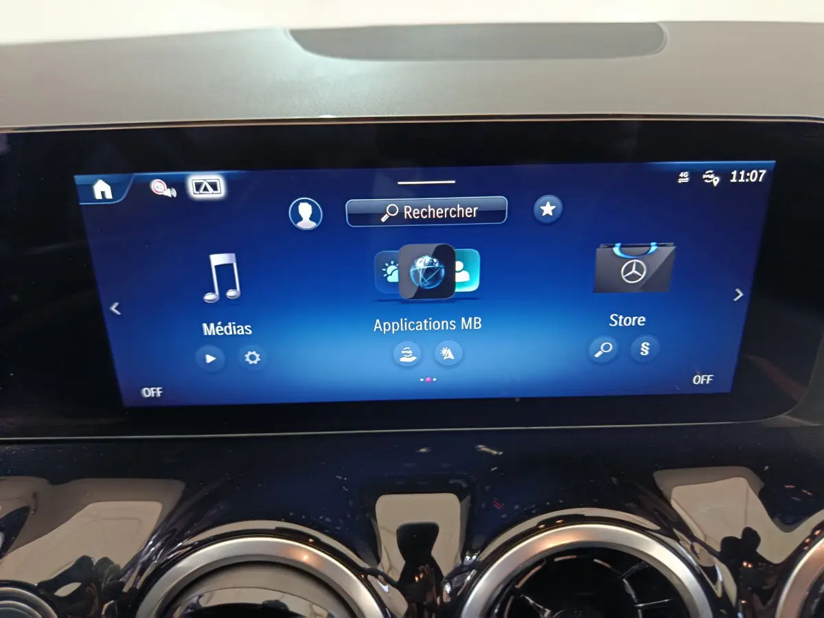 Écran tactile central bleu affichant menu multimédia dans l'habitacle du Mercedes GLA 250 e Business Line 2024.