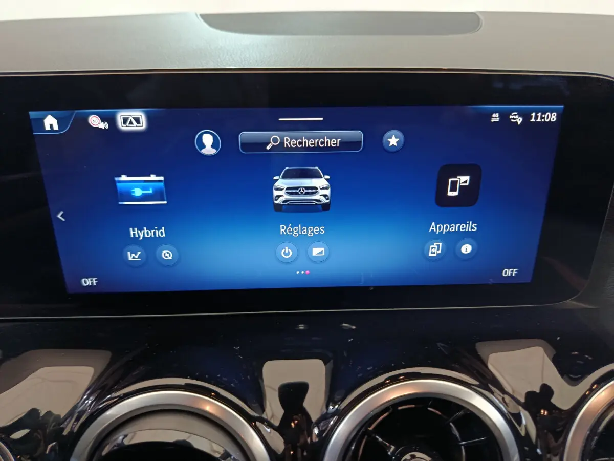 Écran tactile central du tableau de bord du Mercedes GLA 250 e Business Line 2024 affichant les options Hybrid et Réglages.