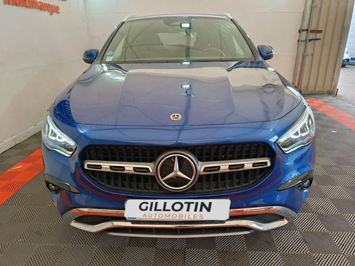 Vue frontale d'un Mercedes GLA 250 e Business Line bleu avec calandre noire et logo étoile chromé bien visible.