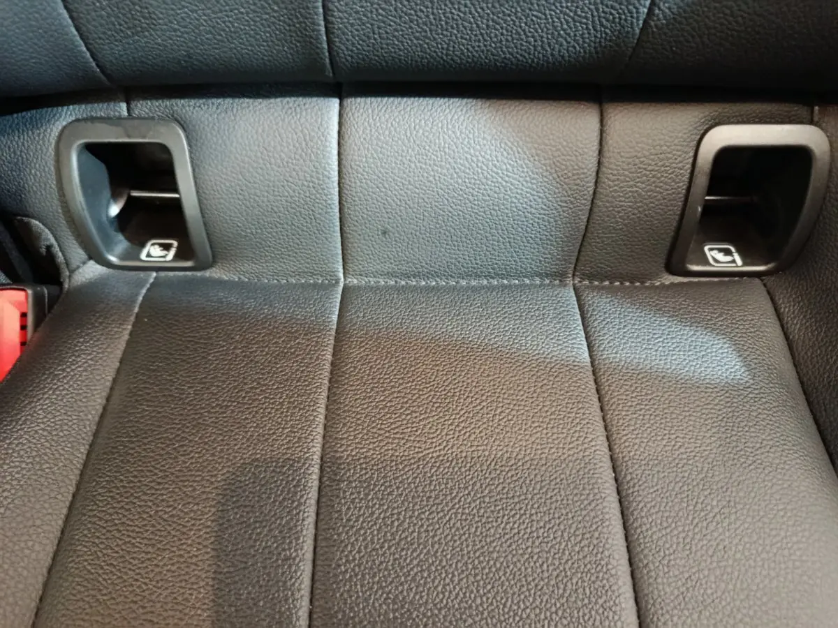Gros plan sur la banquette arrière en cuir noir du Mercedes GLA 250 e Business Line 2024 avec fixations Isofix visibles.