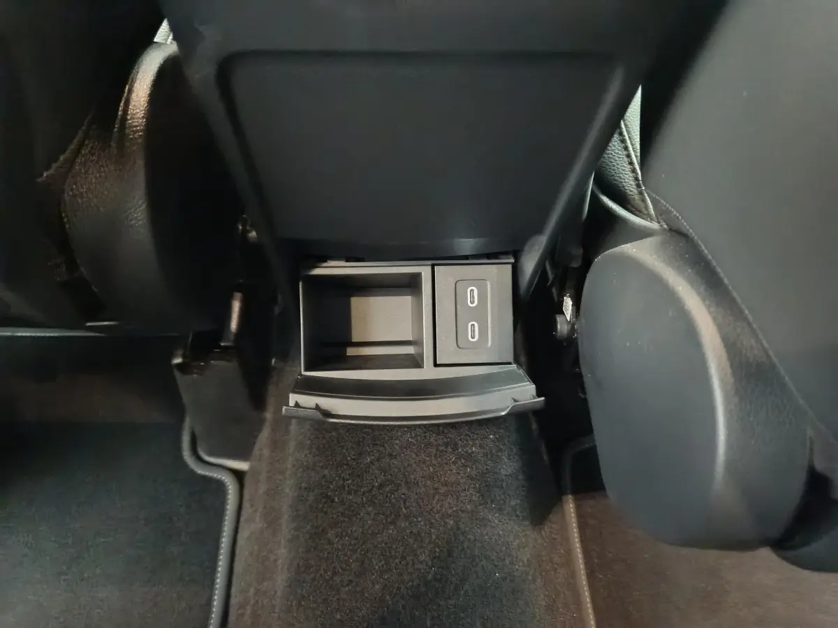 Prise USB double et rangement ouvert sous le siège avant dans le Mercedes GLA 250 e Business Line bleu 2024.