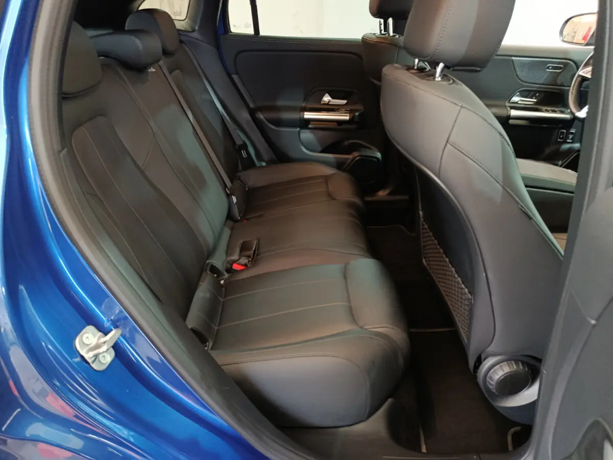Vue côté gauche des sièges arrière en cuir noir du Mercedes GLA 250 e Business Line bleu 2024 avec finitions élégantes