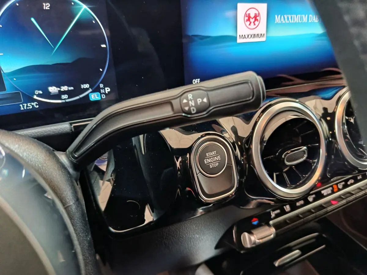 Gros plan sur la console centrale et levier de vitesses automatique du Mercedes GLA 250 e Business Line bleu 2024.