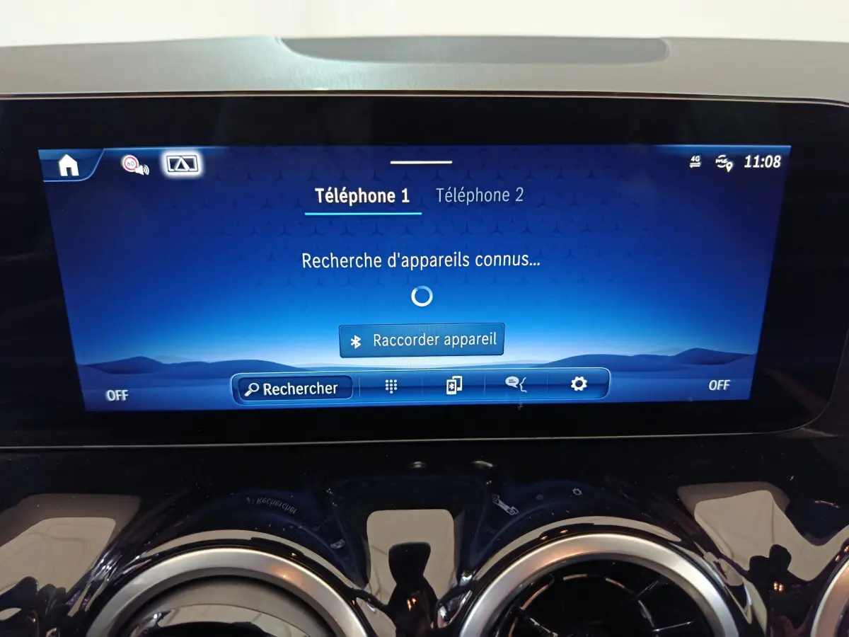 Écran tactile central bleu du tableau de bord du Mercedes GLA 250 e Business Line 2024 affichant la connexion Bluetooth.