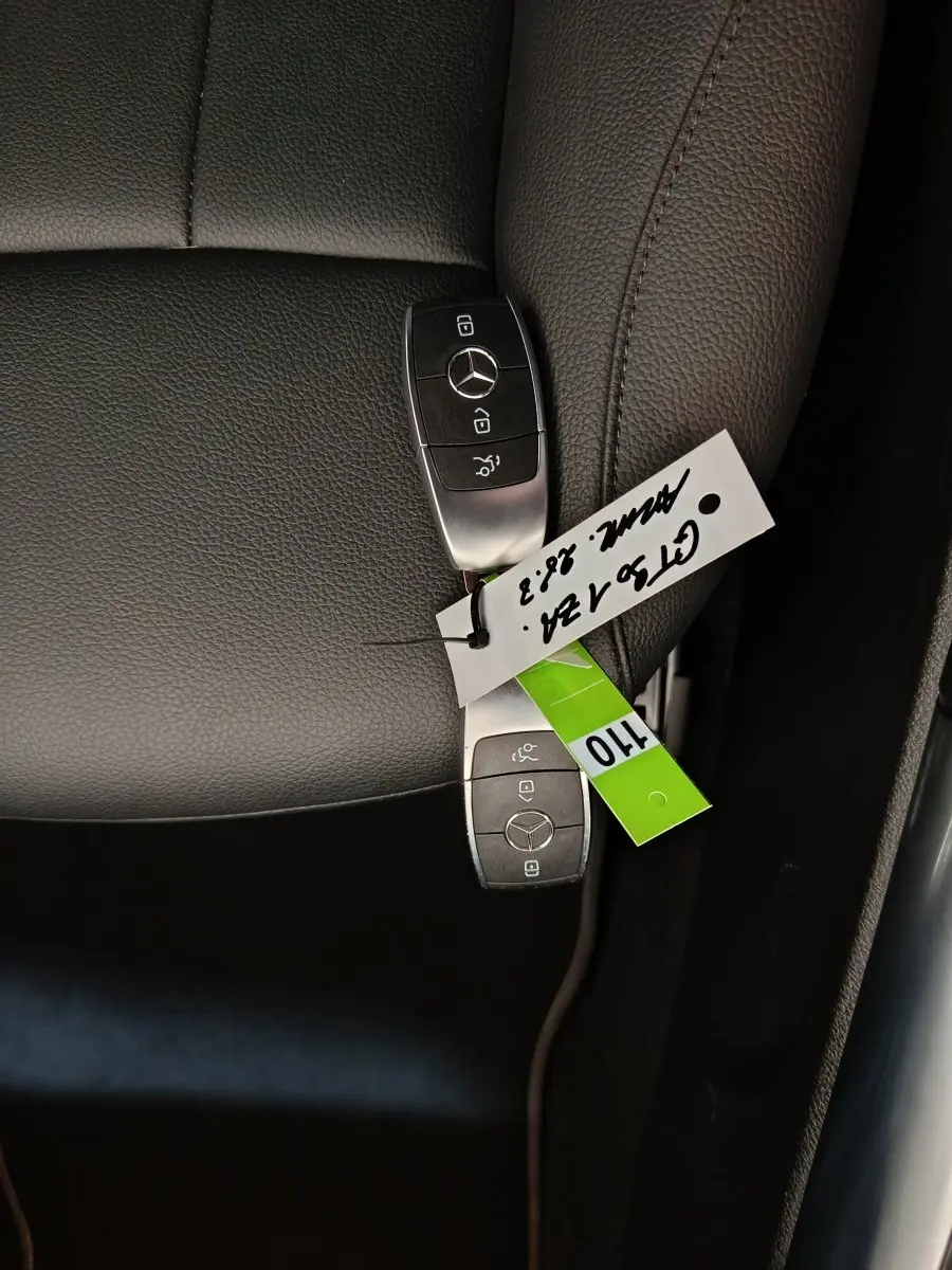 Clé Mercedes posée sur un siège en cuir noir à l'intérieur d'un Mercedes GLA 250 e Business Line 2024.