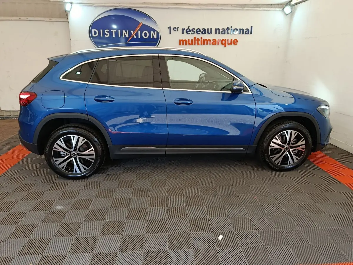 Profil latéral droit d'un Mercedes GLA 250 e Business Line bleu 2024, avec jantes alliage et vitres teintées.