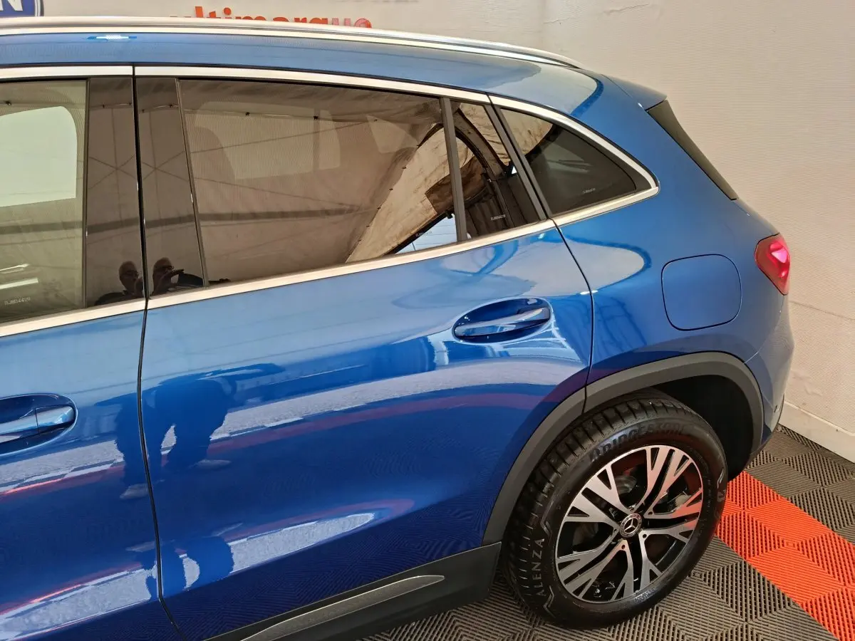 Vue côté droit arrière du Mercedes GLA 250 e Business Line bleu avec jantes alliage et vitres teintées.