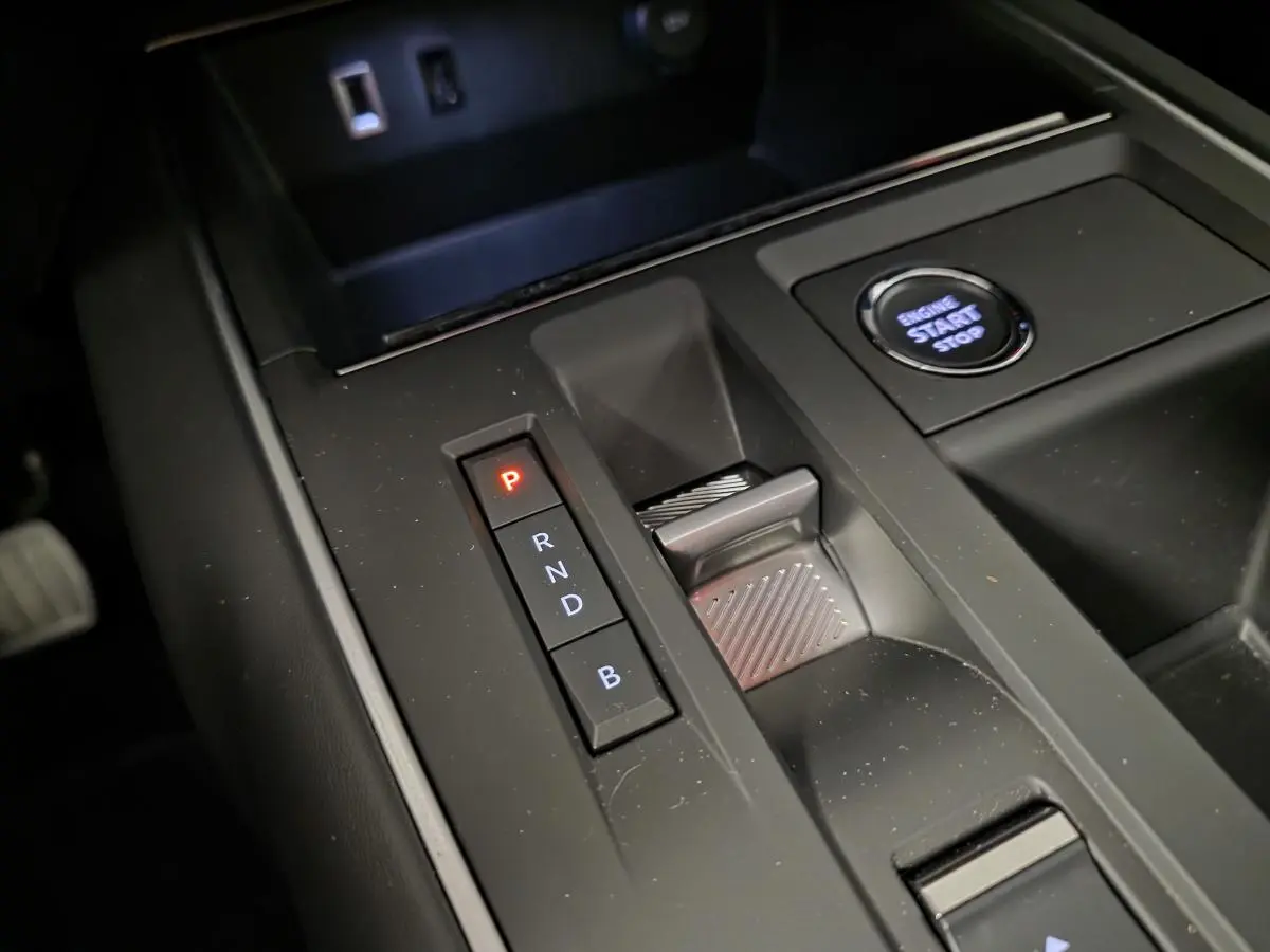 Gros plan sur la console centrale noire du Citroën C5 Aircross Hybrid avec sélecteur de boîte auto et bouton start/stop.